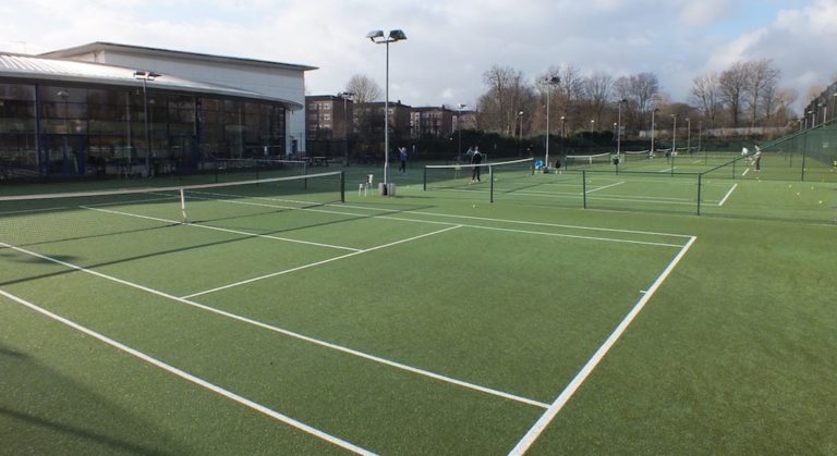 Terrain de tennis