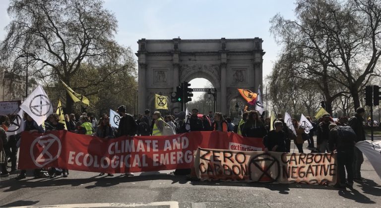 Le mouvement extinction rebellion lance une action de désobéissance civile a londres et ailleurs