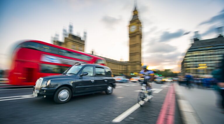 Pourquoi les black cab londoniens ont-t-il cette forme si singulière ?