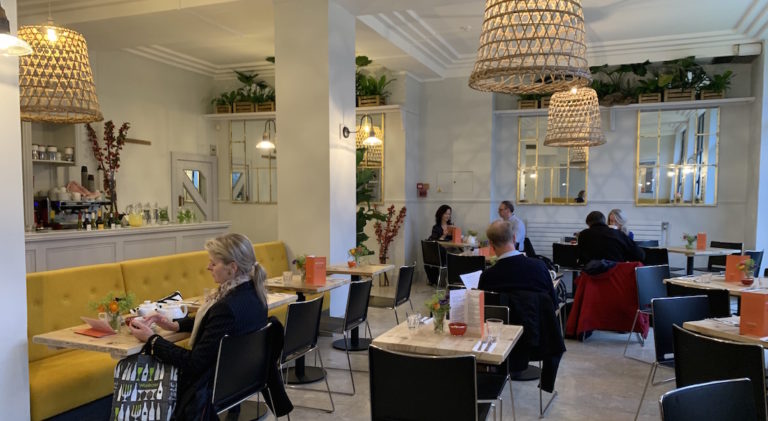 le décor du café tangerine est fait de matériaux naturels pour plus de chaleur