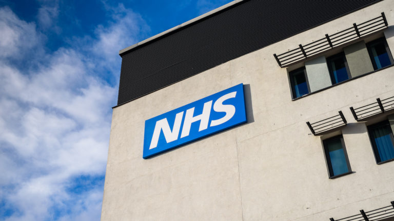 nhs medecins britanniques gestion crise coronavirus