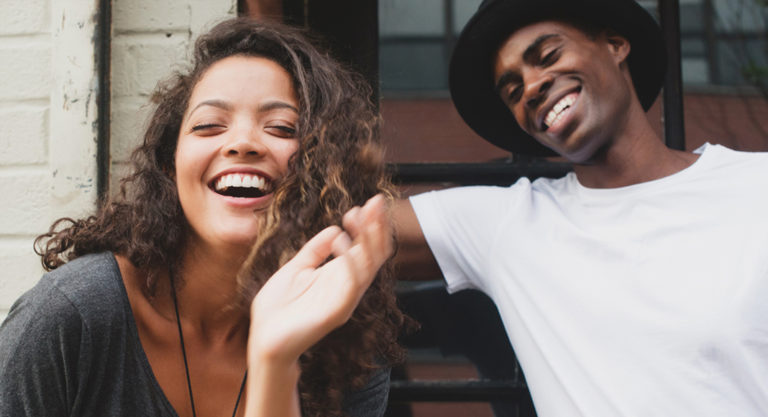 “Swipe now, meet later” : en période de confinement, les applications de dating sont loin d’être en pause