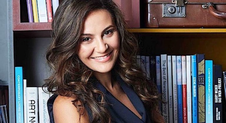 Amel Derragui revolution bilingue podcast