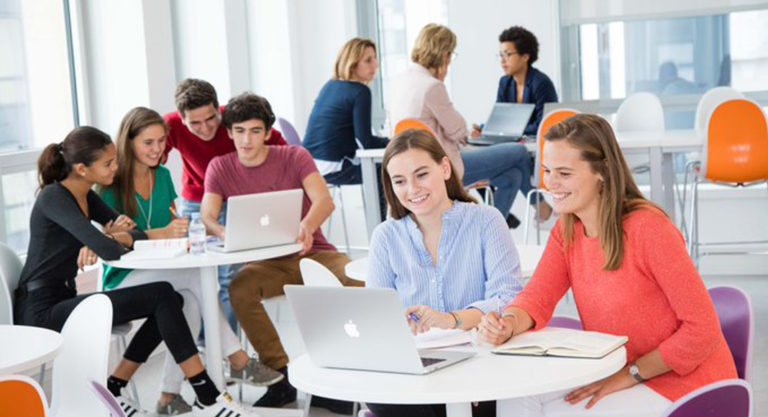 Études supérieures : pourquoi choisir une école de commerce française ?