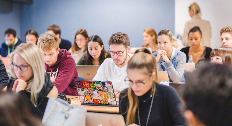 Études supérieures : quelle différence entre un Bachelor et un BBA ?
