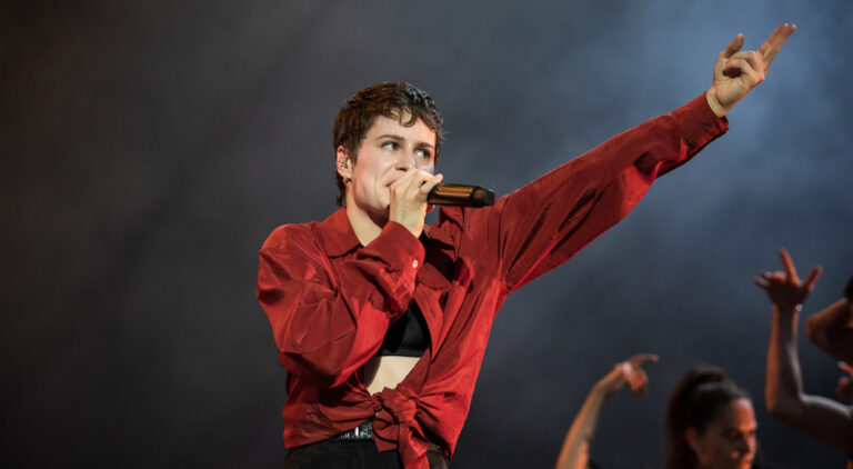 Christine and The Queens devient Redcar et présente son nouveau album au Southbank Centre de Londres