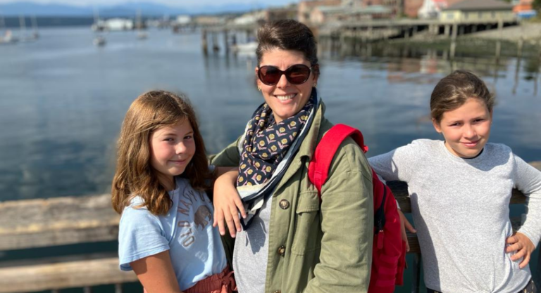 Virginie Morrisset et ses filles aux Etats-Unis au bord d'une rivière