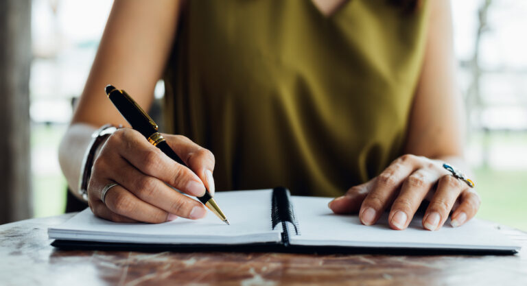 Préparer son retour en France : la checklist administrative