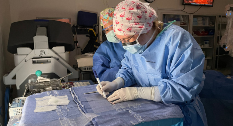 Priscilla Nobécourt prépare un geste chirurgical