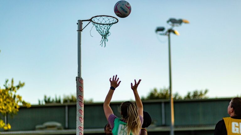 Pourquoi le netball est-il populaire en Angleterre ?