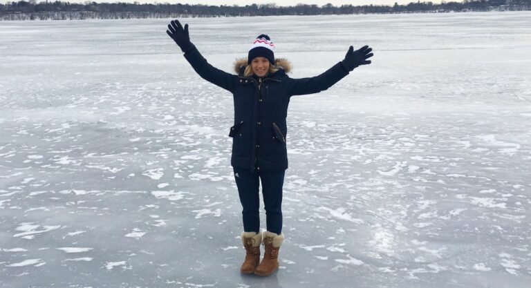 En plein hiver au cœur du Minnesota près de 15 ans après une année qui a changé sa vie, Clémentine Sarlat se tient sur un lac gelé. (Courtesy of Clémentine Sarlat)