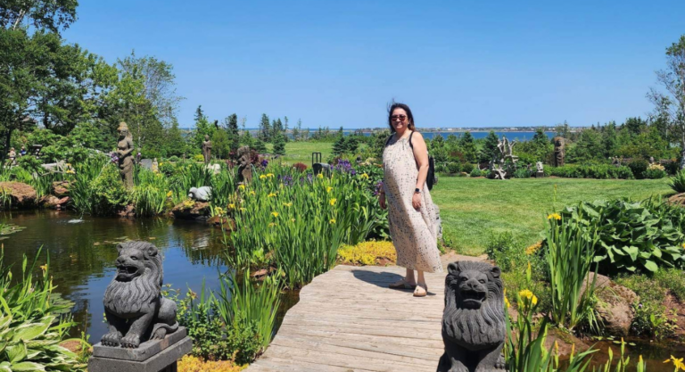 Laila Sahnoune dans un jardin, au Nouveau Brunswick (Canada)