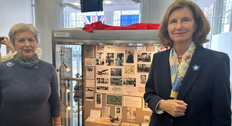 Une vitrine en l’honneur de Jean Moulin dévoilée au Lycée français Charles de Gaulle de Londres