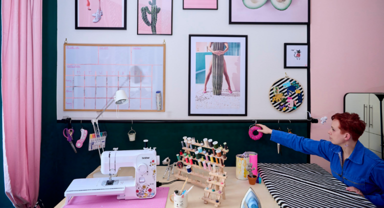 Justine Guillermou dans son atelier à Londres