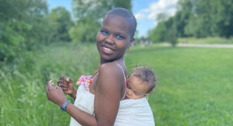 Nafissatou Diagne avec sa fille en France
