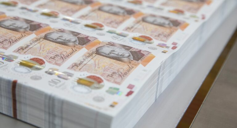 Les billets à l’effigie de Charles III présentés à Londres