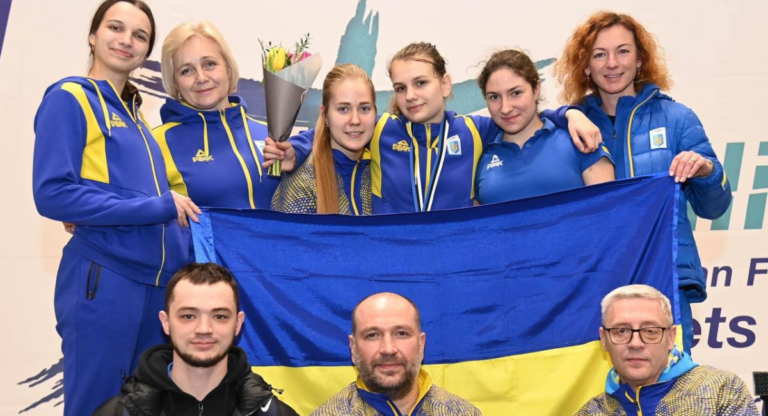 Viktoria Gorpechenko (rang du haut, 3ème) et l'équipe nationale d'escrime d'Ukraine