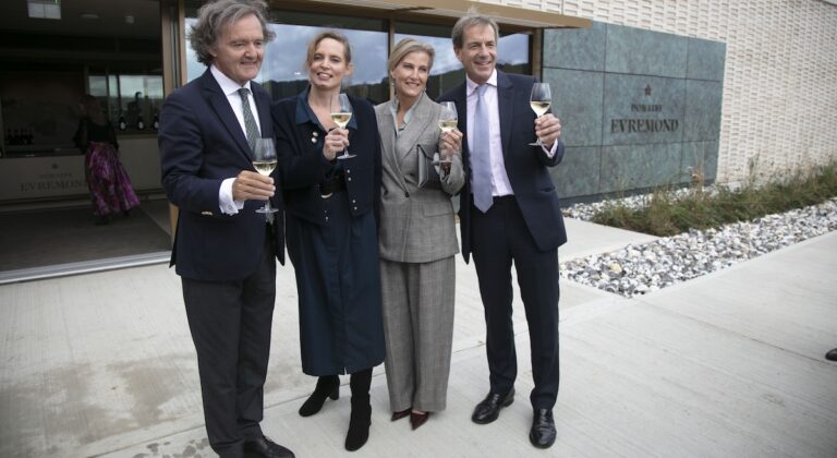 Dix ans après le lancement de son projet dans le Kent, Taittinger distribuera ses premières bouteilles et ouvrira son domaine au printemps