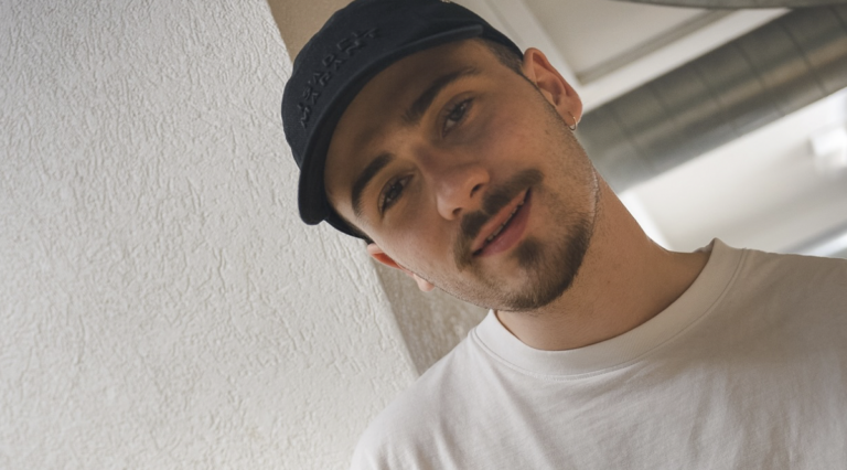 Pierre Garnier récompensé lors de la cérémonie des MTV European Music Awards 2024 à Manchester