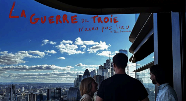 La troupe Sandrine Chapus joue “La guerre de Troie n’aura pas lieu” au Courtyard Theatre